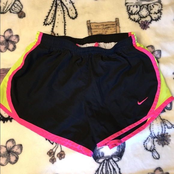 Youth medium Nike shorts - Picture 2 of 3